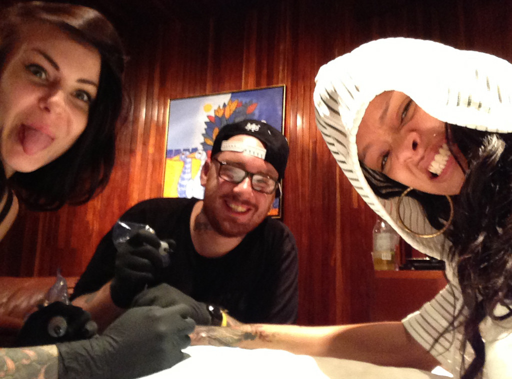 Look Rihanna Gets New Henna Inspired Tattoo All Over Her Hand E Online